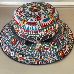 Very nice bucket hat made of heavy material very pretty size 6-3/4